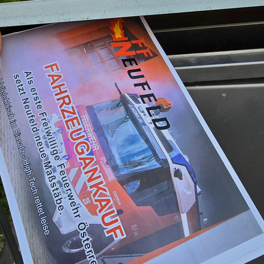 Ein Plakat mit einem Feuerwehrauto und Text über einen neuen Kauf ist zu sehen. Der Text lautet 'FAHRZEUGKAUF' und hebt die High-Tech-Funktionen hervor. Das Bild hat einen Flammeneffekt oben.