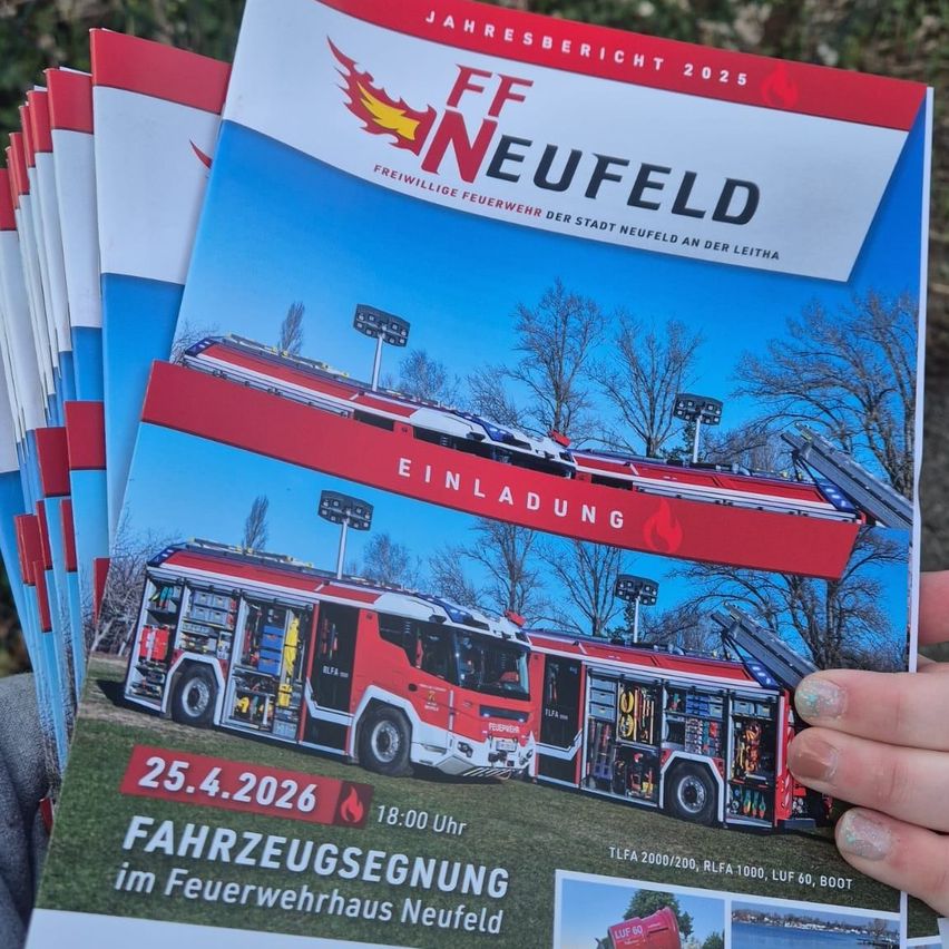 Eine Hand hält mehrere Ausgaben einer Zeitschrift der Freiwilligen Feuerwehr, die einen Feuerwehrwagen auf dem Cover zeigt, für den 25. April 2026 um 18:00 Uhr.