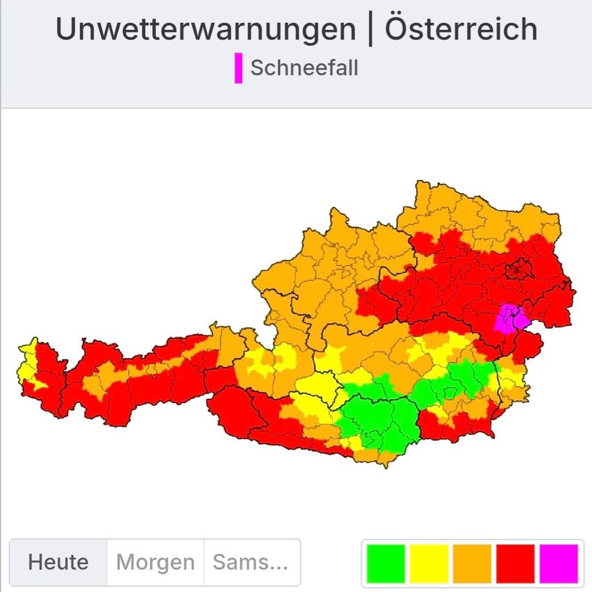 Eine Karte von Österreich zeigt verschiedene Gebiete mit Wetterwarnungen für Schnee. Die Karte verwendet eine Farbskala, um den Schweregrad der Warnung anzuzeigen. Die Zeit-Tabs unten zeigen verschiedene Zeiten für die Warnungen.