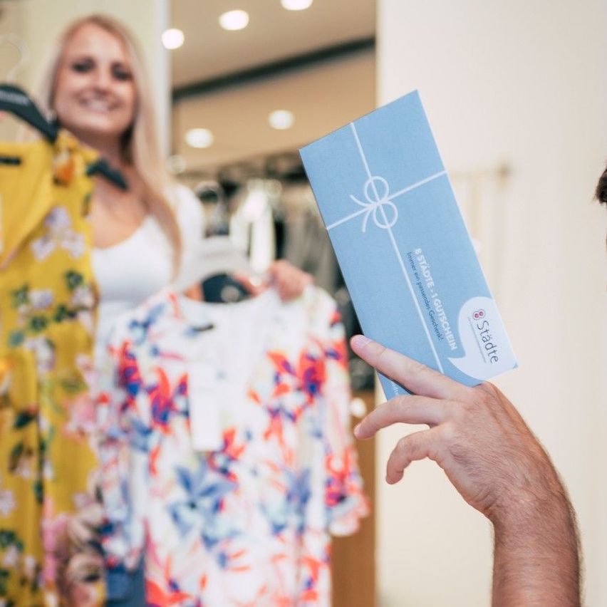 Bild enthält, Adult, Female, Person, Woman, Face, Head, Smile, Male, Man, Credit Card