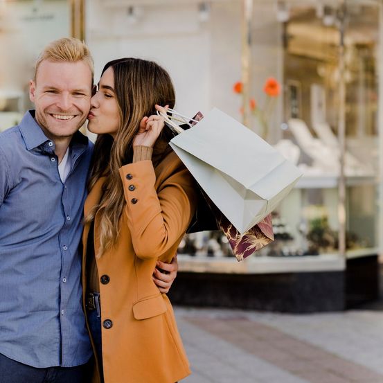 Bild enthält, Pants, Person, Shopping, Head, Face, Adult, Female, Woman, Smile, Coat