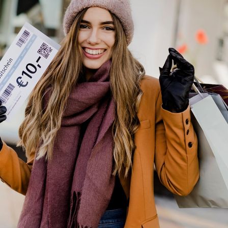 Bild enthält, Clothing, Glove, Face, Happy, Head, Person, Smile, Text, Scarf, QR Code