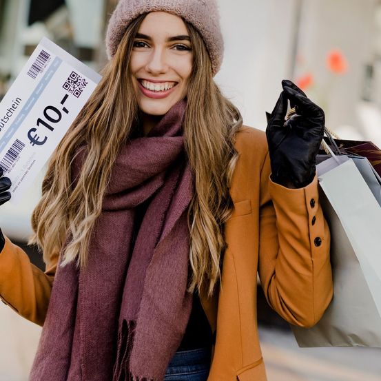 Bild enthält, Clothing, Glove, Face, Happy, Head, Person, Smile, Text, Scarf, QR Code