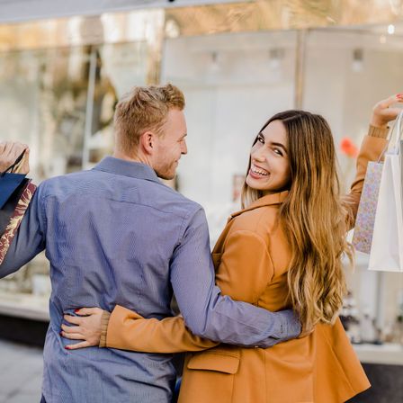 Bild enthält, Person, Shopping, Face, Happy, Head, Adult, Male, Man, Laughing, Woman