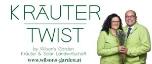 Eine Frau in einer grünen Jacke steht lächelnd vor einem weißen Hintergrund. Über ihr steht in grünem Text 'AUTEUR TWIST'. Unten steht 'von Wilson's Garden & Solar Landwirtschaft'. Unten ist eine Website-Adresse zu sehen.