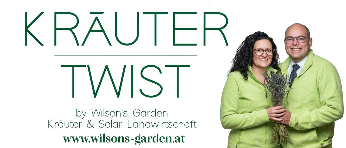 Eine Frau in einer grünen Jacke steht lächelnd vor einem weißen Hintergrund. Über ihr steht in grünem Text 'AUTEUR TWIST'. Unten steht 'von Wilson's Garden & Solar Landwirtschaft'. Unten ist eine Website-Adresse zu sehen.