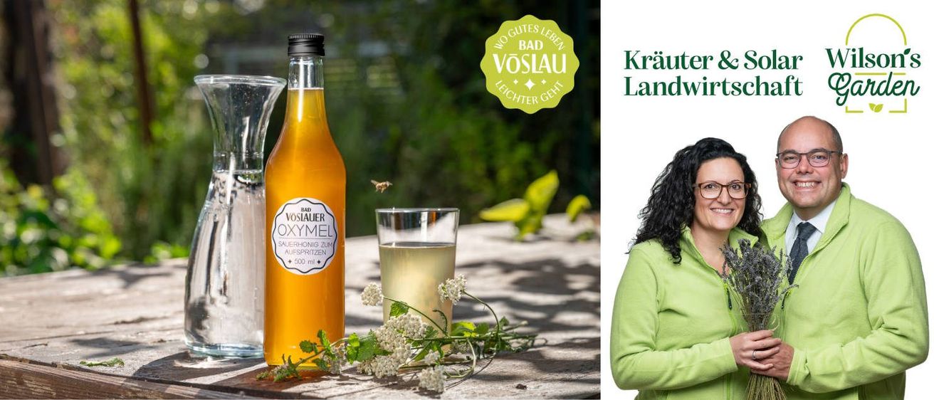 Eine Flasche Bad Vöslau Oxymel und ein Glas derselben Flüssigkeit, mit einer Biene über dem Glas. Eine Frau in einem grünen Pullover steht rechts.