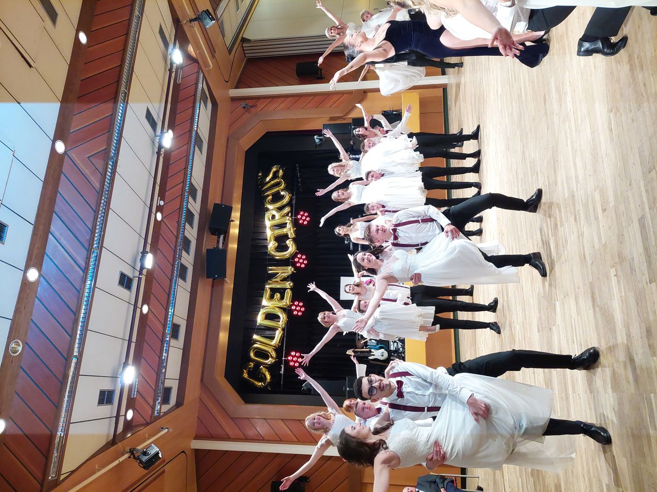 Bild enthält, Floor, Flooring, Dress, People, Person, Formal Wear, Dancing, Adult, Female, Woman