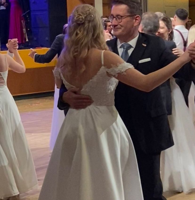 Bild enthält, Dress, Formal Wear, Suit, Gown, Wedding Gown, Blazer, Coat, Jacket, Portrait, Glasses