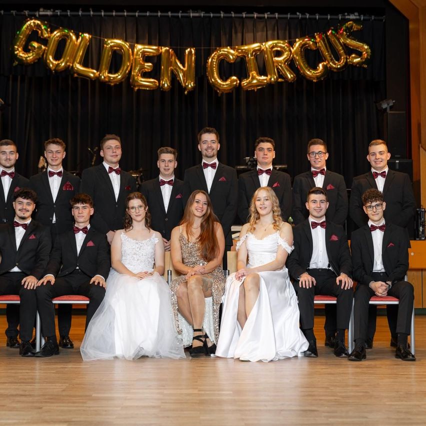 Bild enthält, Formal Wear, Suit, Groupshot, Person, Dress, Gown, Wedding Gown, Bridegroom, Bride, Woman