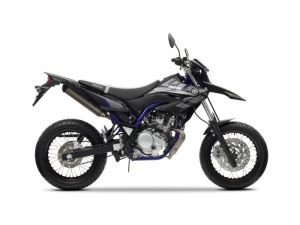 Ein schwarzes und blaues Yamaha WR250R-Motorrad mit großem Auspuff steht auf einem weißen Hintergrund.