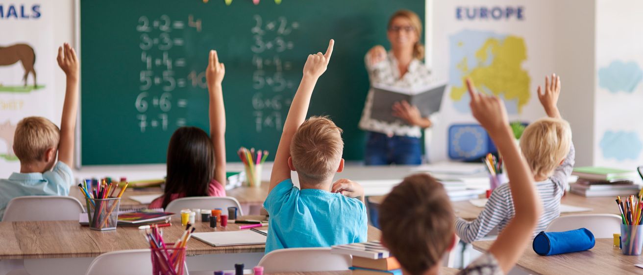 Bild enthält, Boy, Child, Male, Person, Student, Female, Girl, Cup, Glasses, Face
