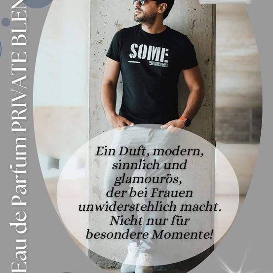 Ein Mann mit Sonnenbrille und einem schwarzen T-Shirt mit dem Wort 'SOME' darauf steht mit den Händen in den Taschen. Eine Sprechblase sagt: 'Ein Duft, modern, sinnlich und glamourös, der bei Frauen unwiderstehlich macht. Nicht nur für besondere Momente!'