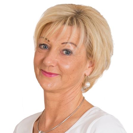 Bild enthält, Blonde, Person, Adult, Female, Woman, Accessories, Face, Portrait, Necklace, Pendant