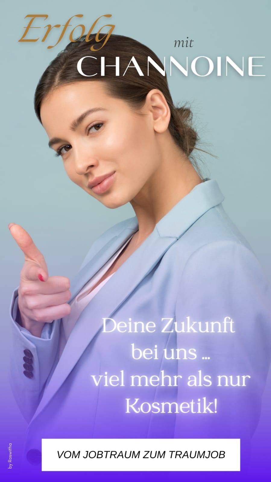 Eine Frau in einem blauen Blazer gibt ein Daumen-hoch-Zeichen. Sie hat Make-up auf und sieht professionell aus. Das Bild hat einen blauen Hintergrund und deutschen Text.