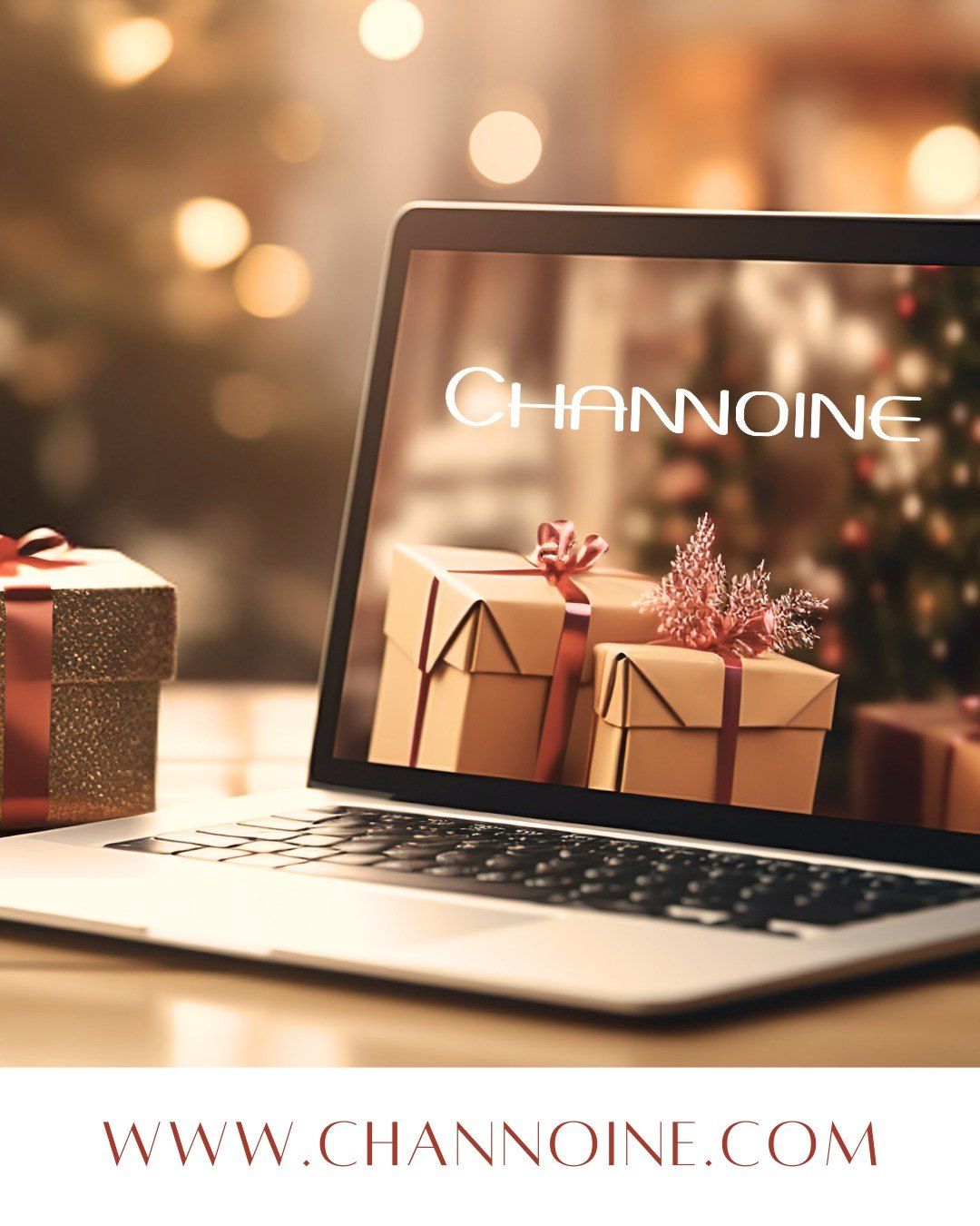Ein Laptop mit dem Bildschirm, der das Channoine-Logo und zwei Geschenkboxen mit roten Bändern zeigt. Eine Geschenkbox liegt neben dem Laptop auf dem Tisch.