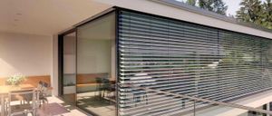Bild enthält, Home Decor, Interior Design, Door, Building, Window Shade, Balcony, Chair