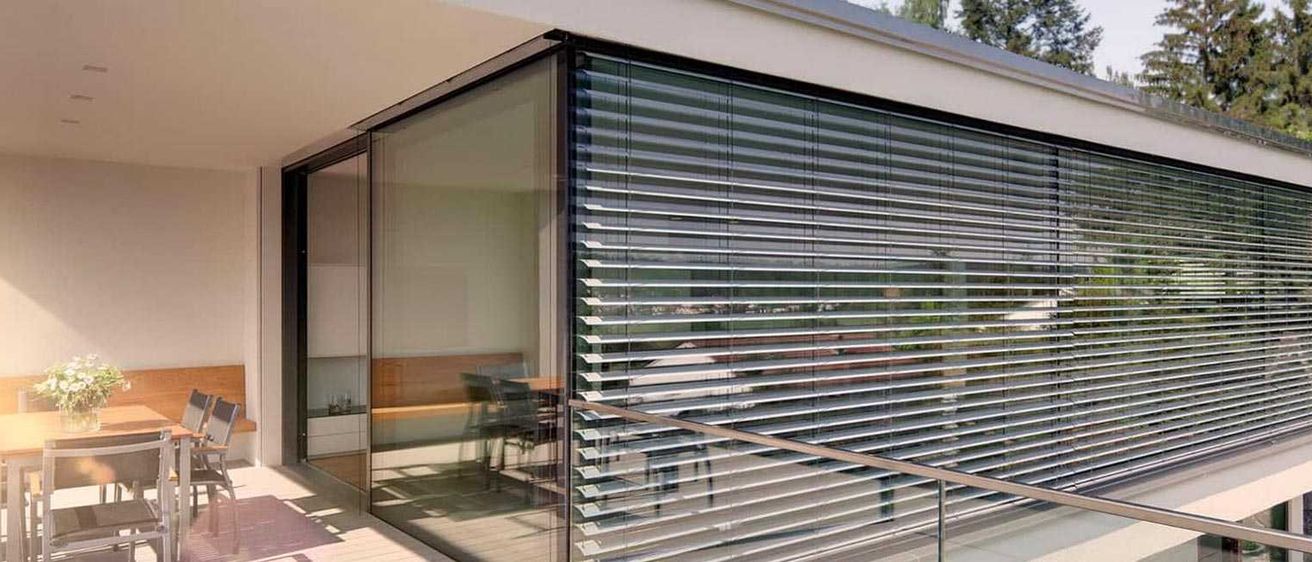 Bild enthält, Home Decor, Interior Design, Door, Building, Window Shade, Balcony, Chair