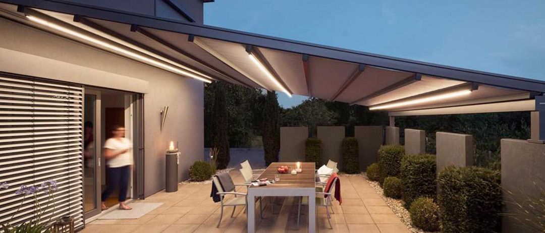 Bild enthält, House, Housing, Patio, Chair, Canopy, Interior Design, Person, Awning, Pergola, Dining Table