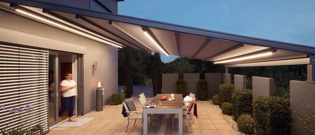 Bild enthält, House, Housing, Patio, Chair, Canopy, Interior Design, Person, Awning, Pergola, Dining Table