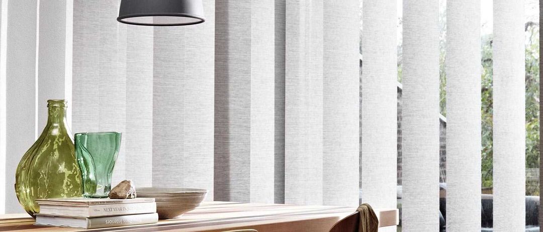 Bild enthält, Interior Design, Home Decor, Window, Table, Lamp