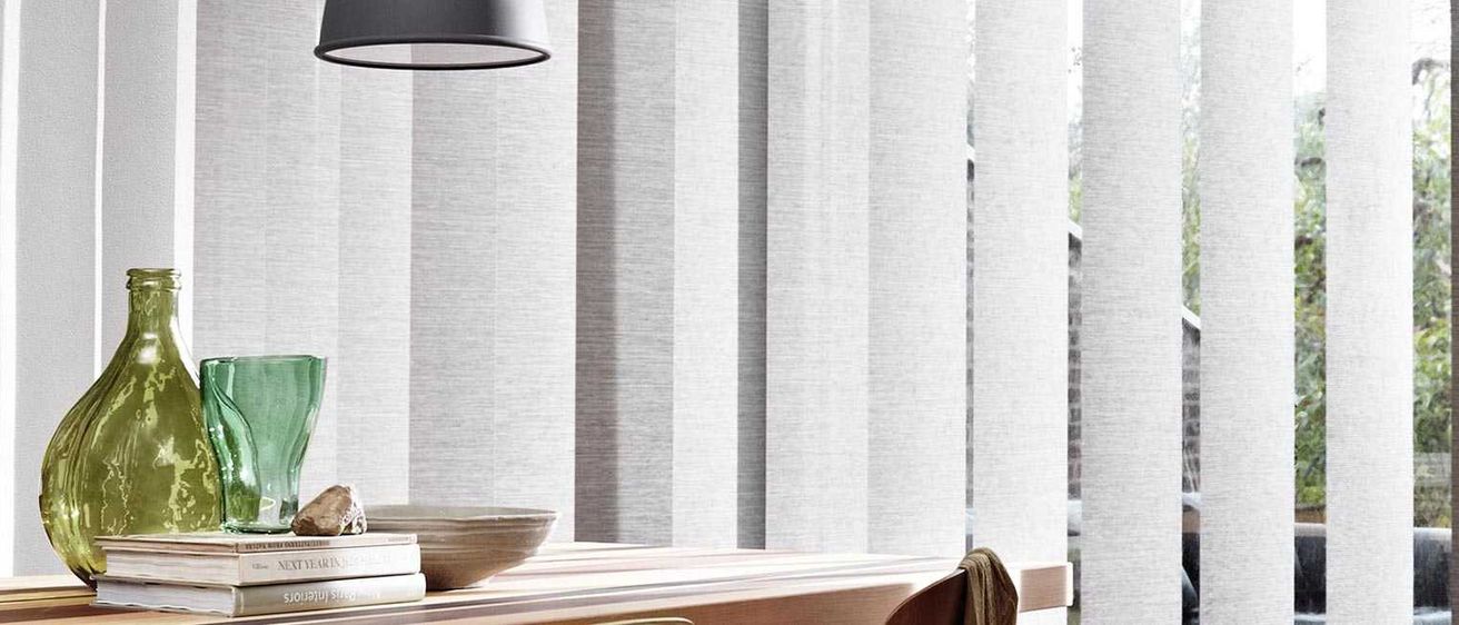 Bild enthält, Interior Design, Home Decor, Window, Table, Lamp