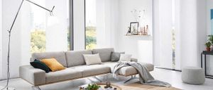 Bild enthält, Home Decor, Indoors, Interior Design, Furniture, Living Room, Couch, Table, Plant, Cushion, Lamp