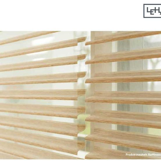 Bild enthält, Home Decor, Curtain, Window Shade, Housing, Staircase, Wood, Indoors, Interior Design