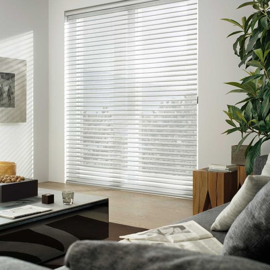 Bild enthält, Home Decor, Curtain, Window Shade, Window, Indoors, Interior Design, Person