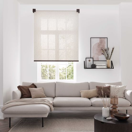 Bild enthält, Home Decor, Furniture, Living Room, Couch, Interior Design, Cushion, Table, Window