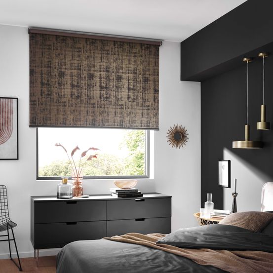 Bild enthält, Indoors, Interior Design, Home Decor, Window Shade, Bed, Furniture, Painting, Chair, Candle, Window