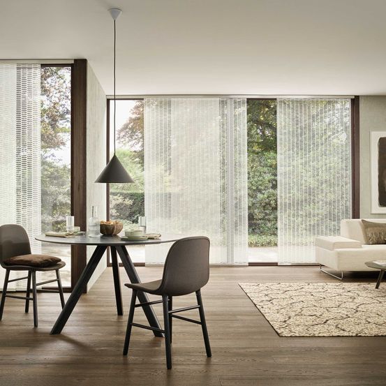 Bild enthält, Home Decor, Interior Design, Furniture, Table, Dining Table, Dining Room, Rug, Window, Door, French Window