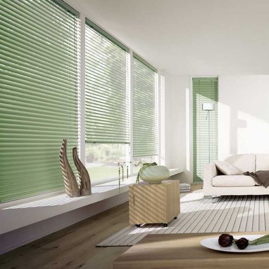 Bild enthält, Home Decor, Window, Indoors, Interior Design, Curtain, Window Shade, Bay Window, Coffee Table, Furniture, Table