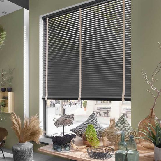 Bild enthält, Home Decor, Curtain, Window Shade, Interior Design, Window, Building