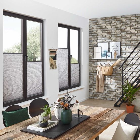 Bild enthält, Indoors, Interior Design, Plant, Foyer, Furniture, Table, Window, Candle