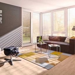 Bild enthält, Home Decor, Coffee Table, Furniture, Table, Living Room, Person, Interior Design, Couch, Rug, Window