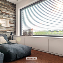 Bild enthält, Indoors, Interior Design, Home Decor, Window Shade, Lamp, Window, Couch, Furniture, Wood Panels