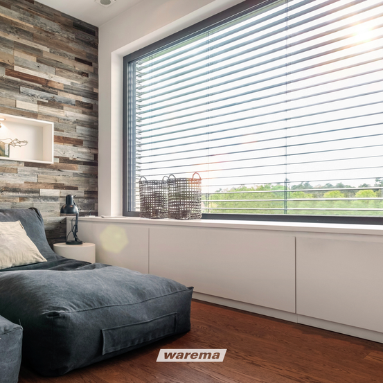 Bild enthält, Indoors, Interior Design, Home Decor, Window Shade, Lamp, Window, Couch, Furniture, Wood Panels