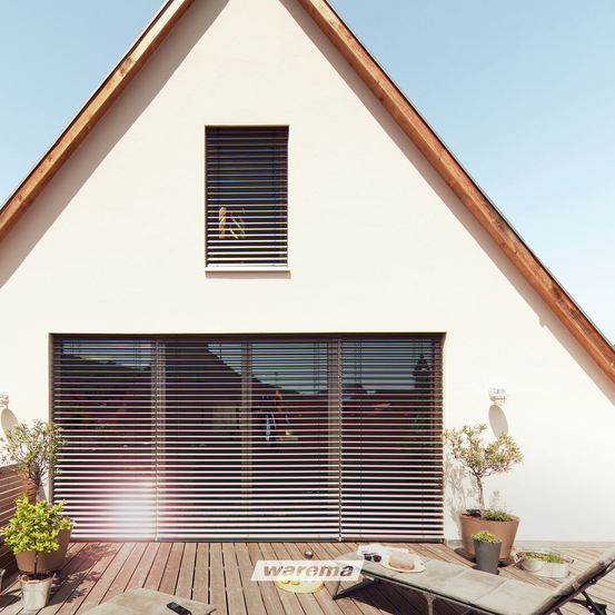 Bild enthält, Indoors, Interior Design, Home Decor, Curtain, Window Shade, Plant, Window, City, Potted Plant, Housing