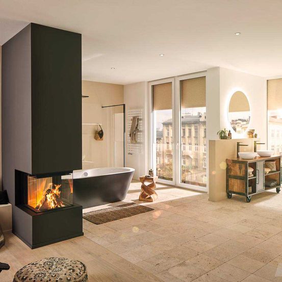 Bild enthält, Fireplace, Indoors, Interior Design, Tub, Bathing, Bathtub, Home Decor, Hot Tub