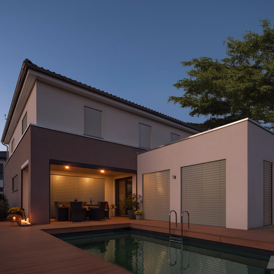 Bild enthält, House, Housing, Villa, Garage, Indoors, Water, Chair, Door