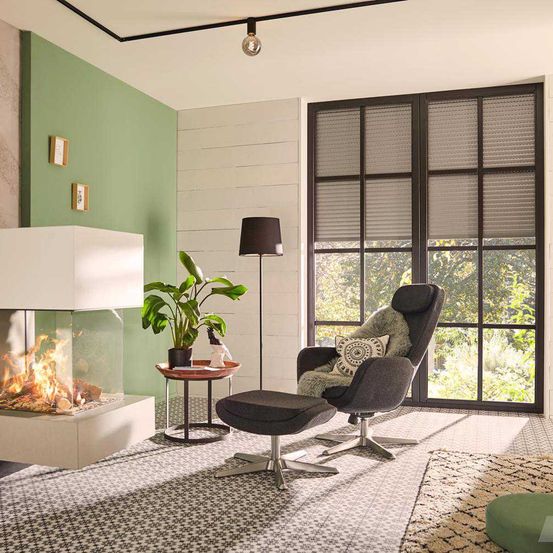 Bild enthält, Fireplace, Indoors, Home Decor, Interior Design, Furniture, Living Room, Hearth, Chair, Plant, Table