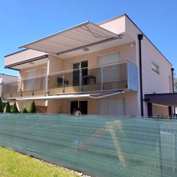 Bild enthält, House, Housing, Villa, Interior Design, Person, Portico, Fence