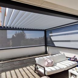 Bild enthält, Indoors, Interior Design, Balcony, Building, Chair, Furniture, Foyer, Couch