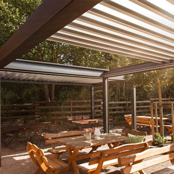 Bild enthält, House, Housing, Porch, Patio, Pergola, Wood, Interior Design, Chair, Dining Table, Table