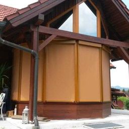 Bild enthält, Interior Design, Hotel, Resort, Outdoors, Shelter, Housing, House, Roof, Porch