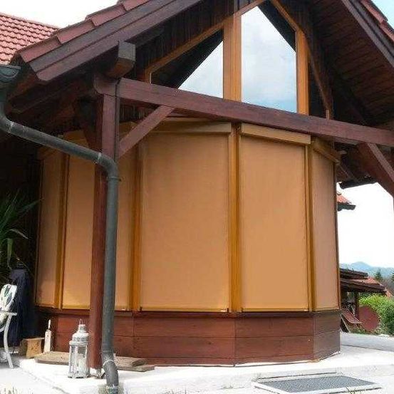 Bild enthält, Interior Design, Hotel, Resort, Outdoors, Shelter, Housing, House, Roof, Porch