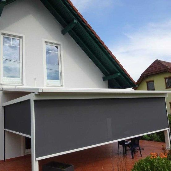 Bild enthält, Awning, Canopy, Building, Housing, House, Roof, Blackboard, Window