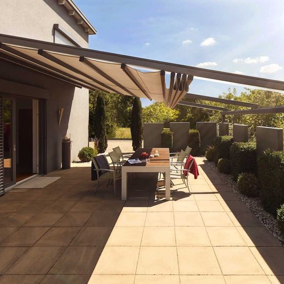 Bild enthält, House, Housing, Patio, Terrace, Porch, Pergola, Chair, City, Villa, Walkway