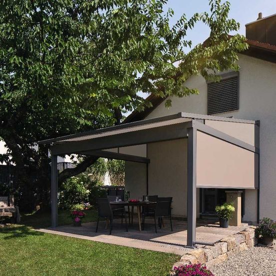 Bild enthält, Backyard, Outdoors, Housing, Patio, Pergola, Porch, Grass, Plant, Chair, Shelter